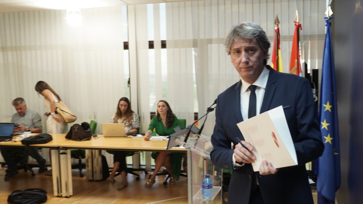 El secretario autonómico del PSOE Carlos Martínez, ofrece una rueda de prensa.