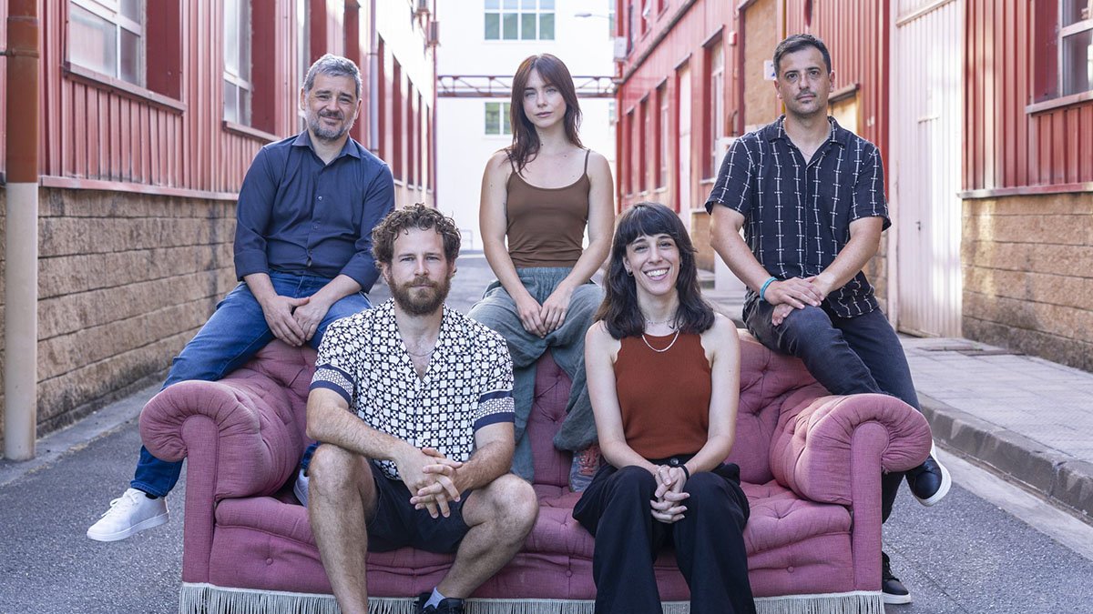 Guionistas y protagonistas de 'Iruña 97': Natxo López, Clara Galle, David Pérez Sañudo, Álvaro Cervantes y Marina Parés.