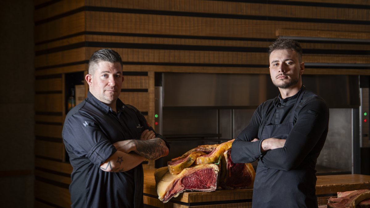 Los cocineros Guillermo Martínez de Marigorta y Mario Luque posan junto a su producto estrella.