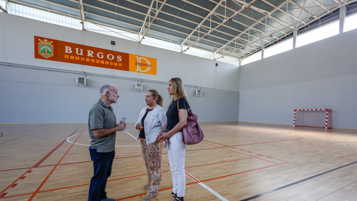 Un momento de la visita a las obras de la cubierta del polideportivo del complejo de San Amaro con la presencia del gerente del área, la alcaldesa y la concejala de Deportes.