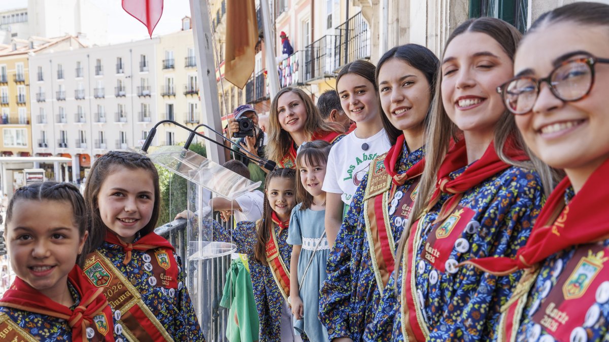 Imagen de la pregonera infantil junto a las reinas y la corte de hornor.