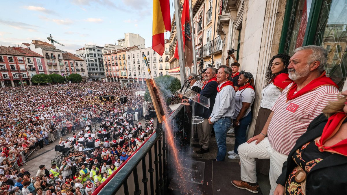 Lanzamiento de la bomba anunciadora de las fiestas
