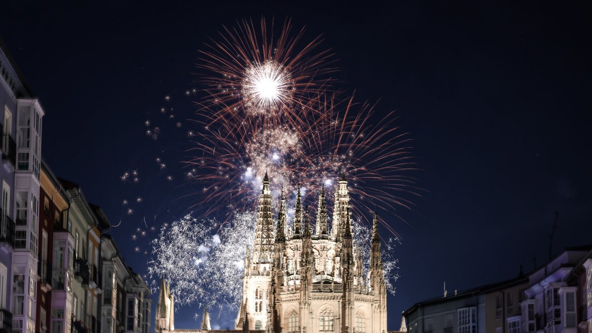 Fuegos artificiales de la primera sesión de las fiestas de San Pedro y San Pablo 2026.