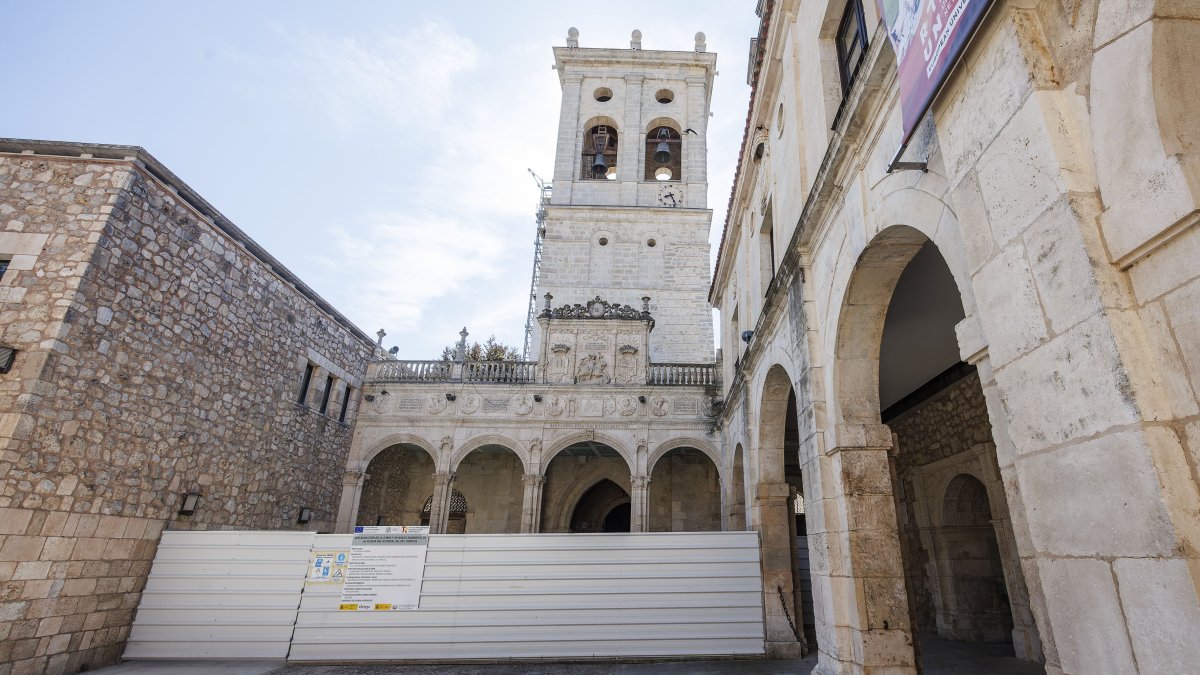 Un momento de la visita a las obras de restauración de la torre del Hospital del Rey.