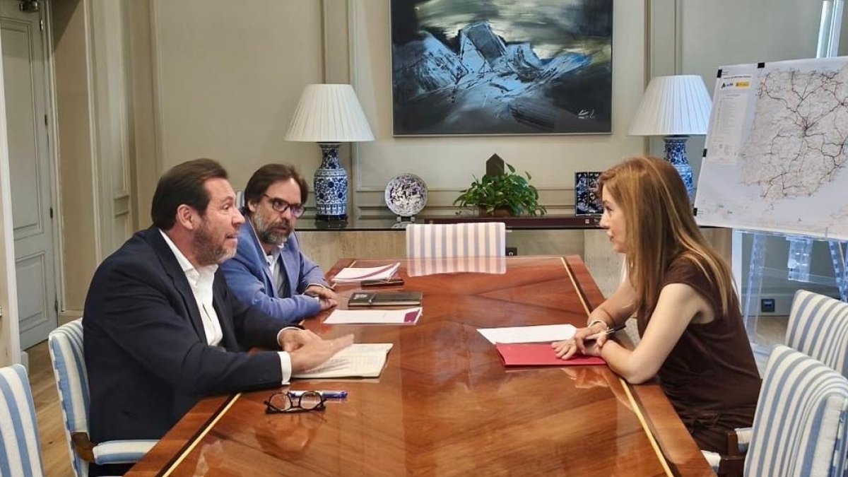 Óscar Puente, Álvaro Fernández Heredia y Aitana Hernando, en Madrid.