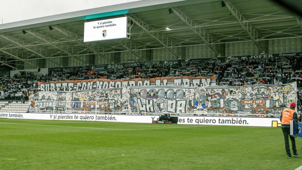 La afición del Burgos desplegando el tifo en el partido contra el Almería