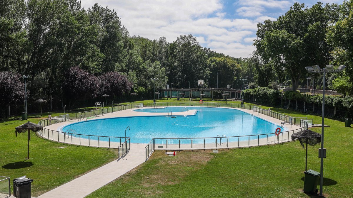 Así ha quedado la piscina exterior, lista para recibir a los bañistas desde este jueves, 2 de julio.