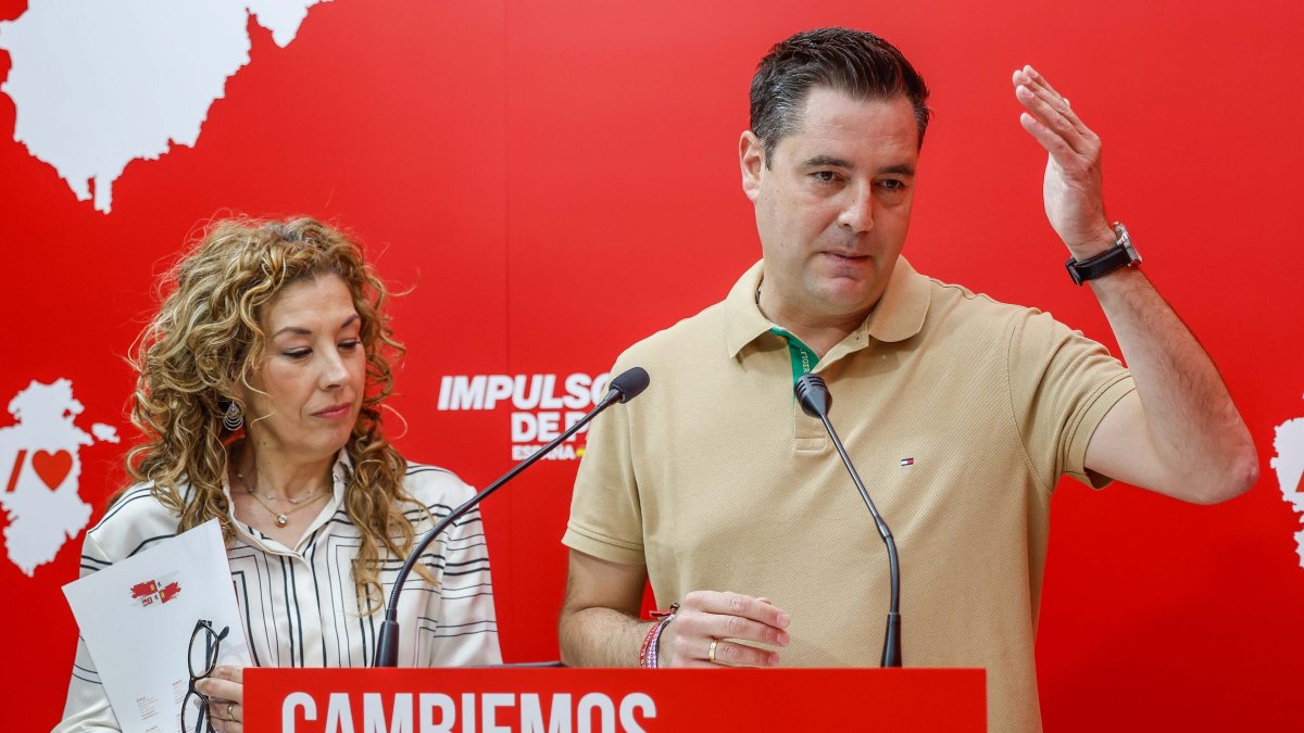 Virginia Jiménez y Daniel de la Rosa, en la sede del PSOE de Burgos.