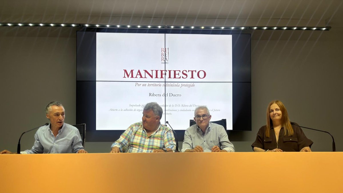 Enrique Pascual junto a representantes del Consejo y la técnico encargada del manifiesto