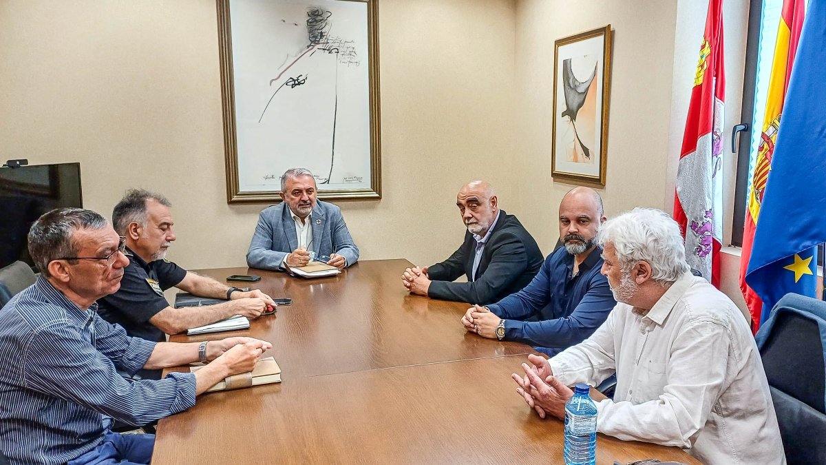 Los vecinos del casco alto se han reunido con el subdelegado del Gobierno, Pedro de la Fuente, y con el comisario provincial, José Carlos Donoso.