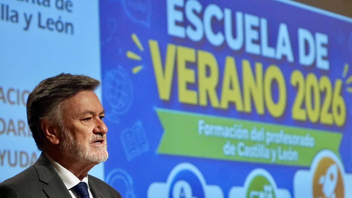 El presidente de las Cortes de Castila y León, Francisco Vázquez, inaugura la jornada educativa ''Las evaluaciones estandarizadas: una ayuda para mejorar'', organizada por la Junta.