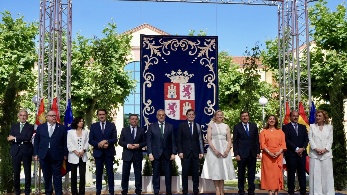 VÍDEO.- Los diez consejeros y dos vicepresidentes de la Junta optan por jurar sus cargos en el acto de toma de posesión.