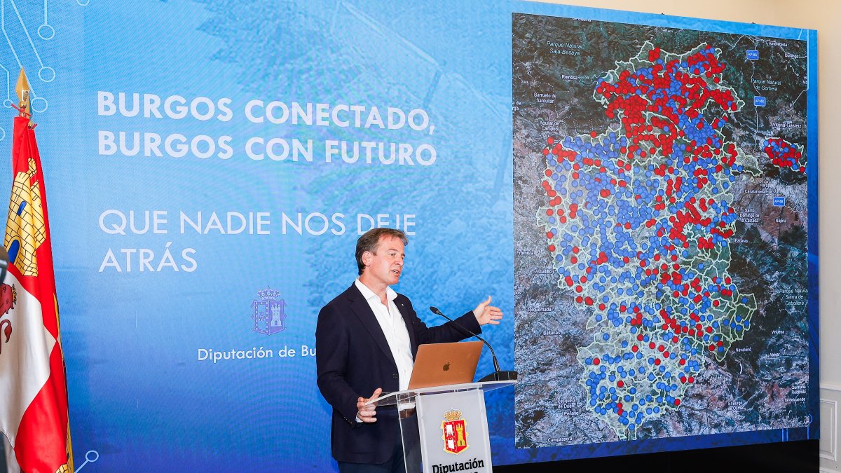 El presidente de la Diputación, Borja Suárez, muestra un mapa con los pueblos que poseen y carecen de banda ancha en Burgos.
