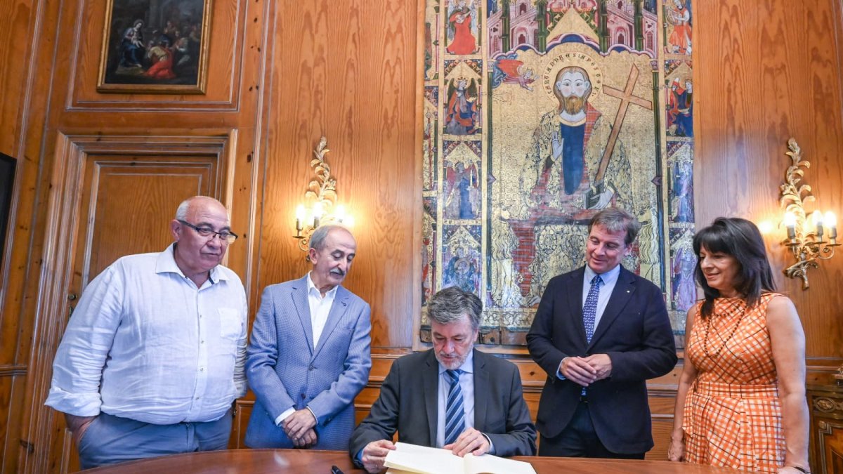Francisco Vázquez firma en el libro de honor de la Diputación.
