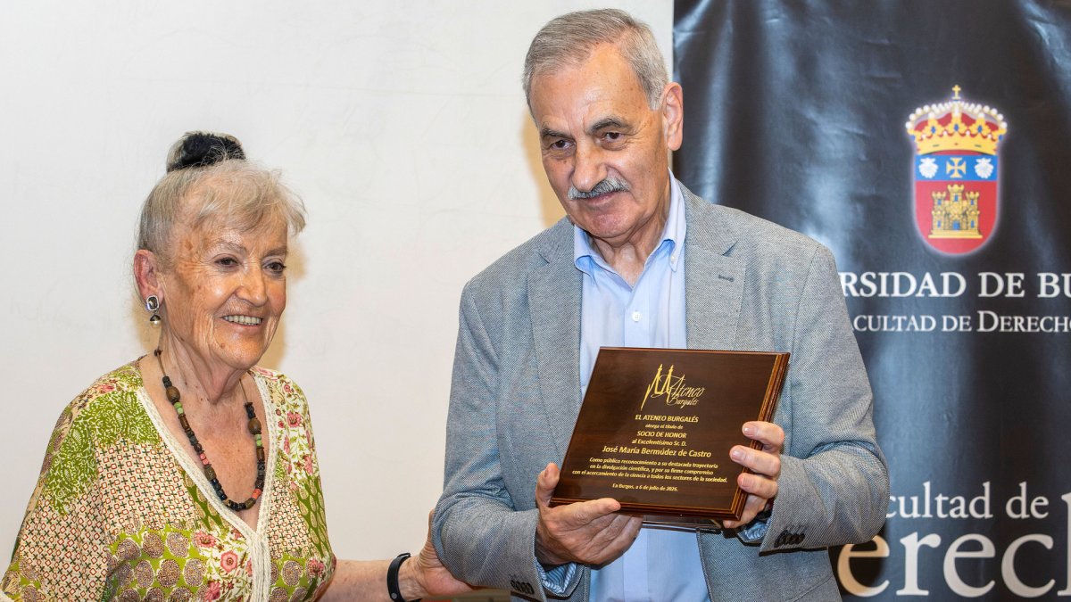 Nombramiento como Socio de Honor del Ateneo Burgalés al paleoantropólogo y excodirector de los yacimientos de Atapuerca, José María Bermúdez de Castro.