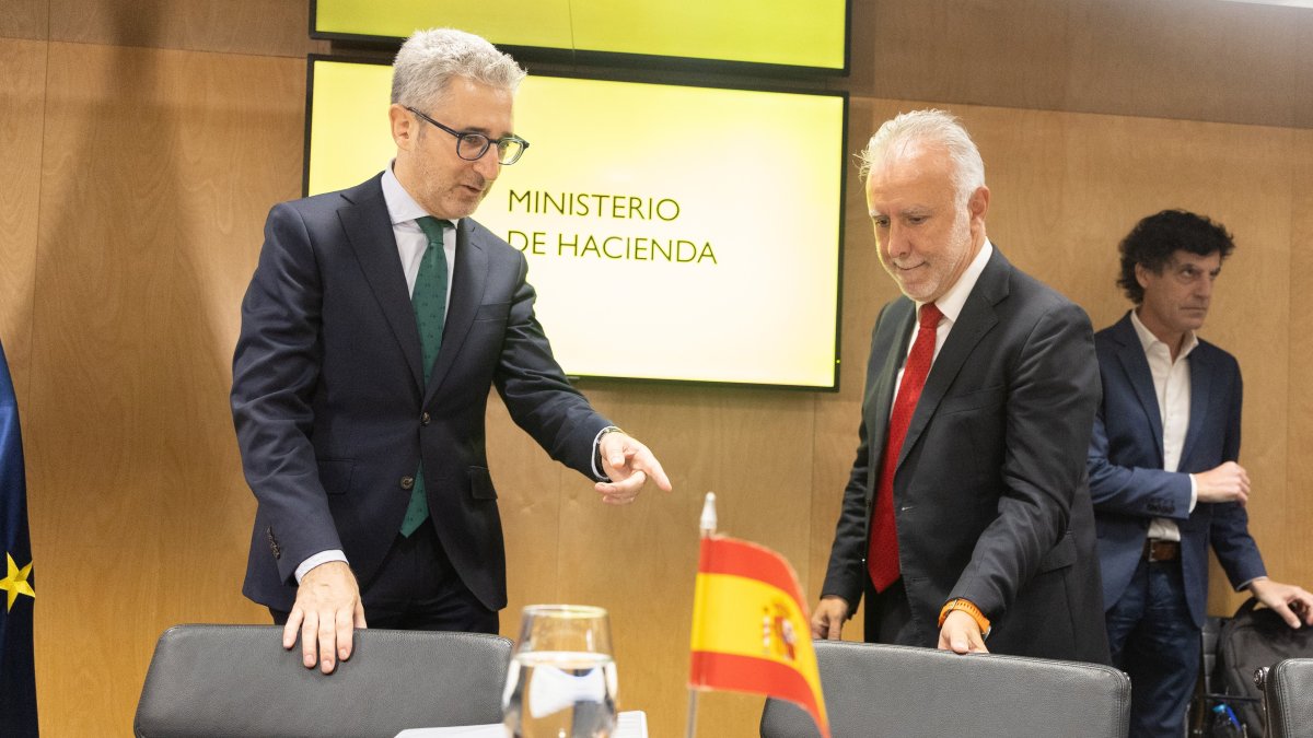 (i-d) El ministro de Hacienda, Arcadi España, y el ministro de Política Territorial y Memoria Democrática, Ángel Víctor Torres, durante una reunión del Consejo de Política Fiscal y Financiera (CPFF) en el Ministerio de Hacienda.