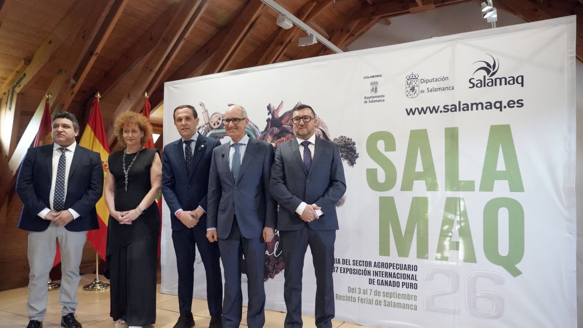 Los presidentes de las diputaciones de Salamanca, Javier Iglesias, y Valladolid, Conrado Íscar, participan en la presentación de Salamaq, la Feria del Sector Agropecuario y 37 Exposición Internacional de Ganado Puro.