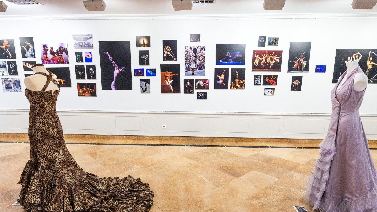 La exposicion 'El instante revelado' se entremezcla con la muestra 'La bata de cola, reina del baile flamenco'.