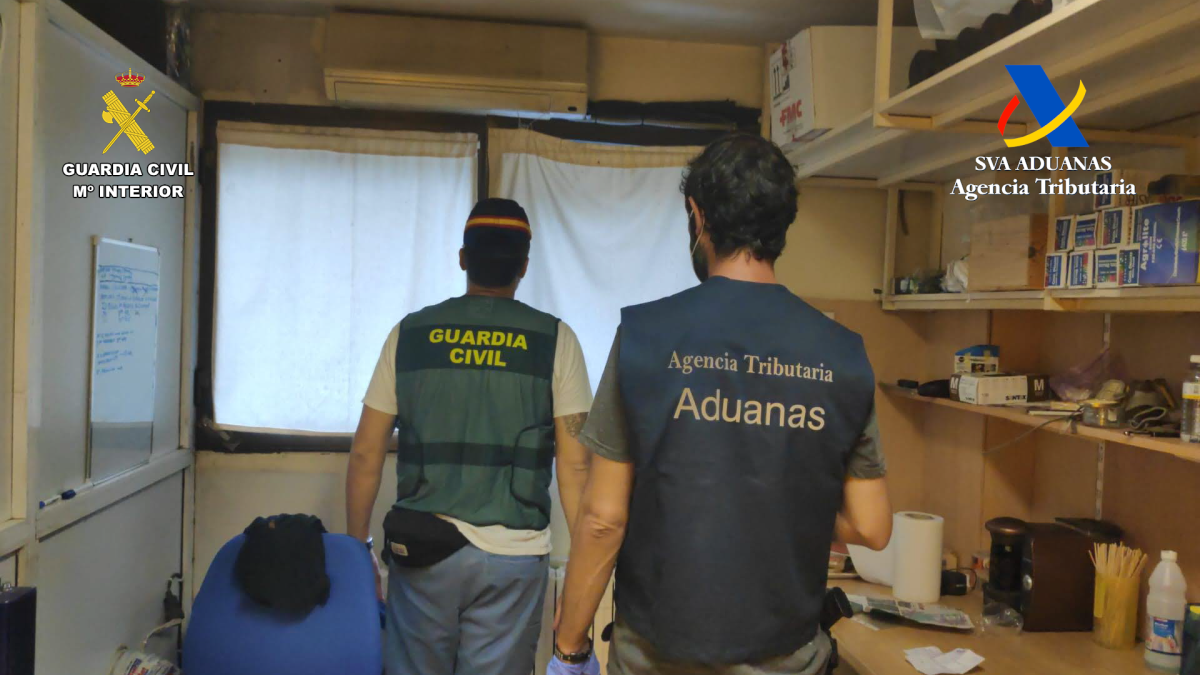 Intervención de la Guardia Civil y la Agencia Tributaria en una tienda de CBD de Burgos.