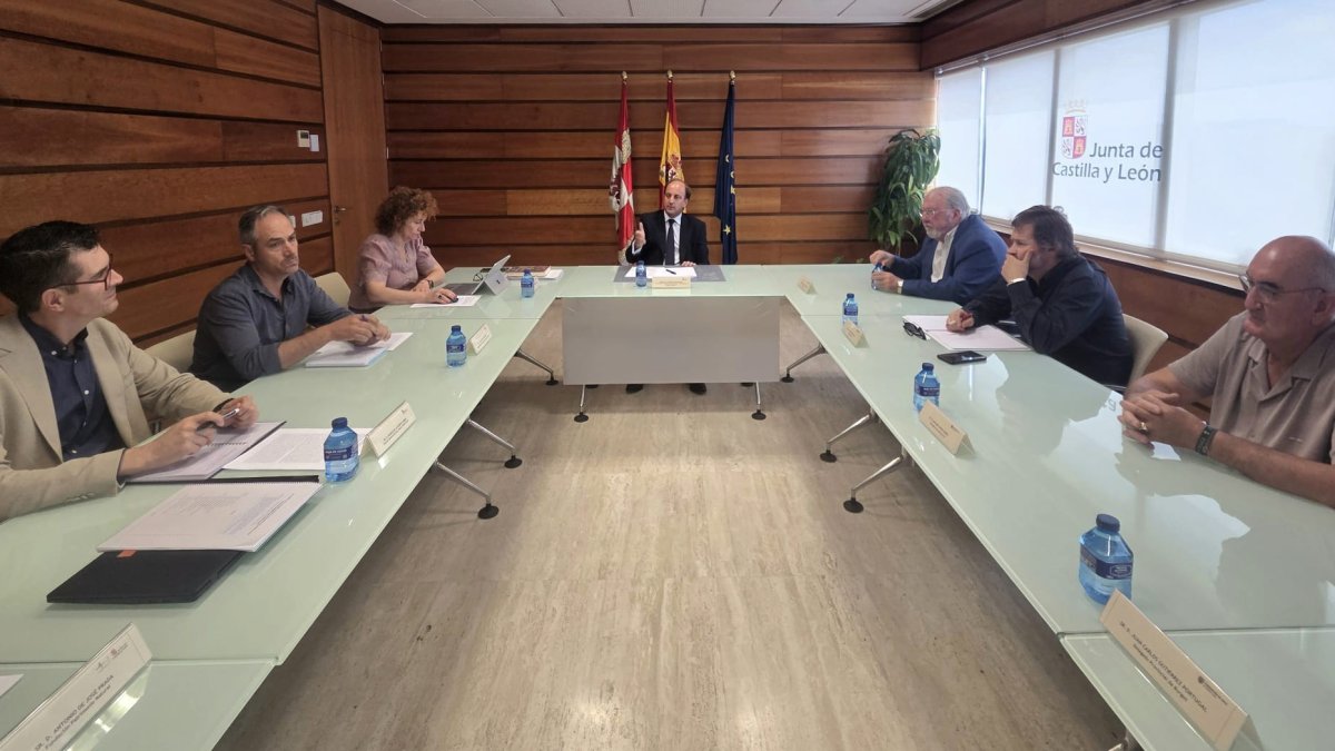 Pino en un momento de la reunión con los responsables de la Federación de Caza de CyL.