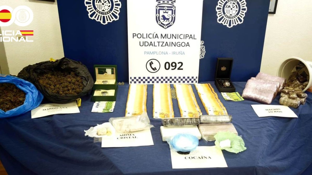Imagen de la droga y el dinero incautado al detenido.