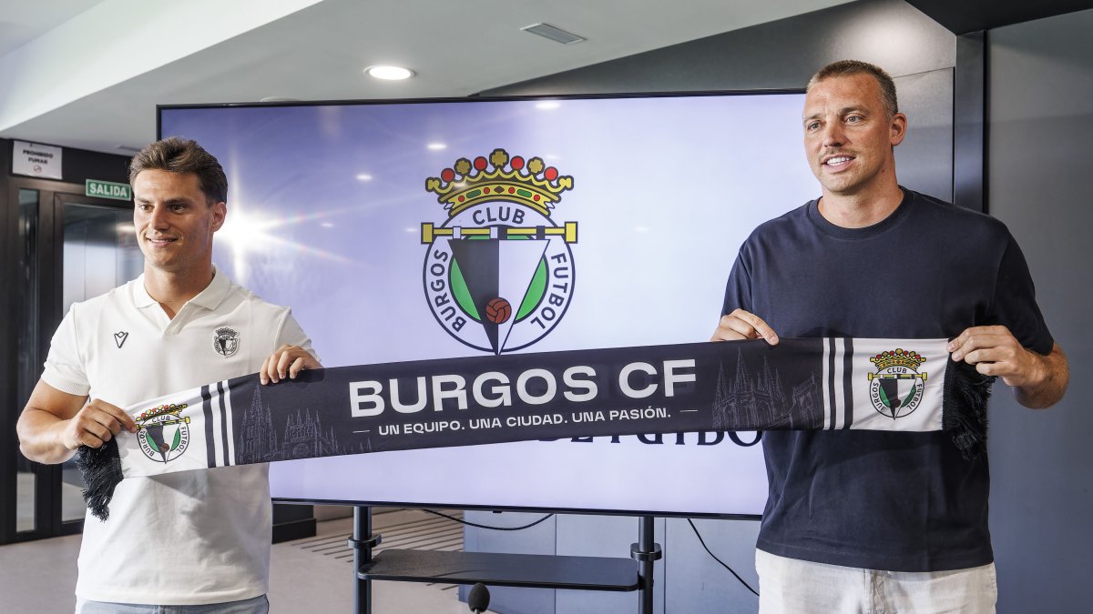 Javi Llabrés junto a Michu en su presentación.