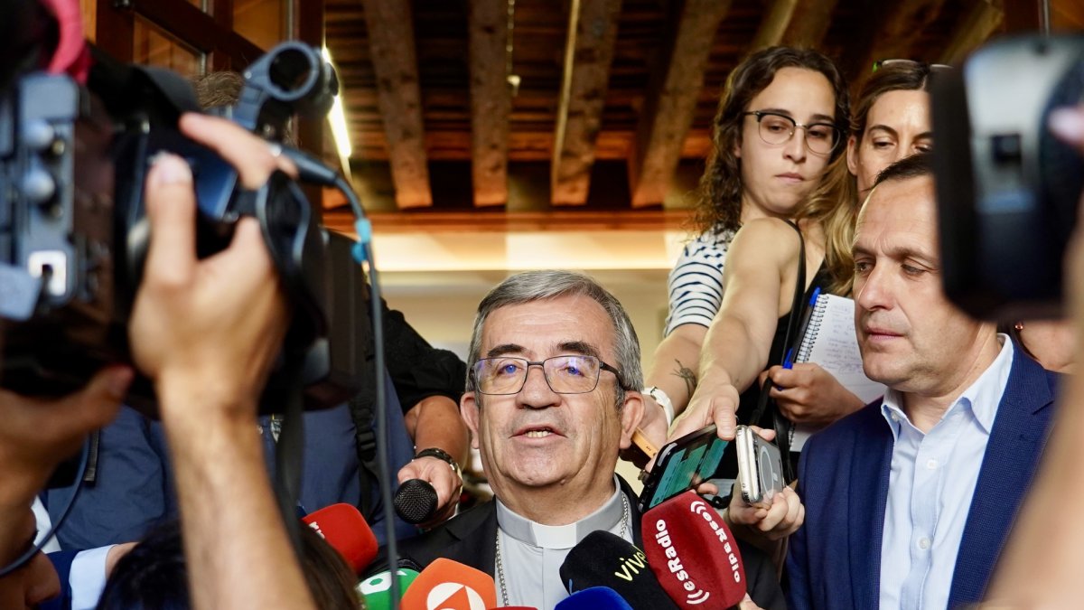 El arzobispo de Valladolid, Luis Argüello, atiende a los medios de comunicación por temas de actualidad.