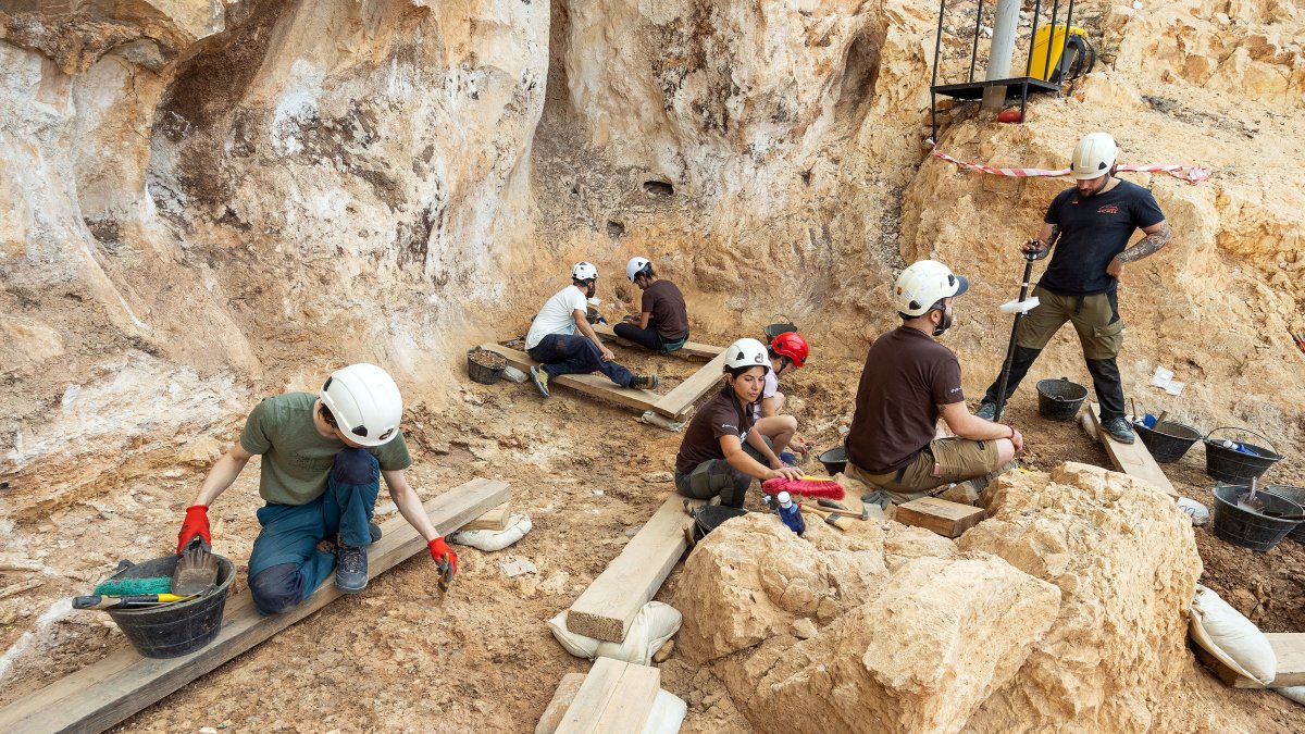 Los excavadores trabajan en una de las zonas de excavación en Cueva Fantasma.