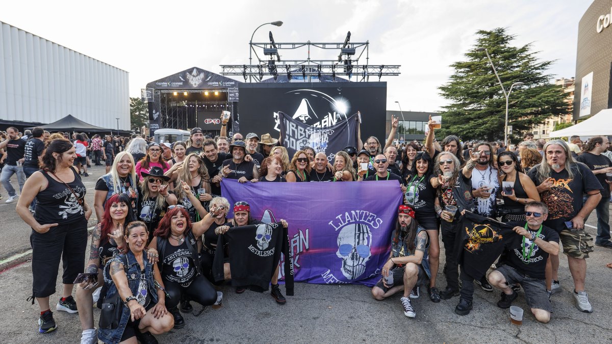 Foto de familia de los Liantes, ayer, en el Zurbarán Rock, justo antes del concierto de la banda sueca Hardcore Superstar.