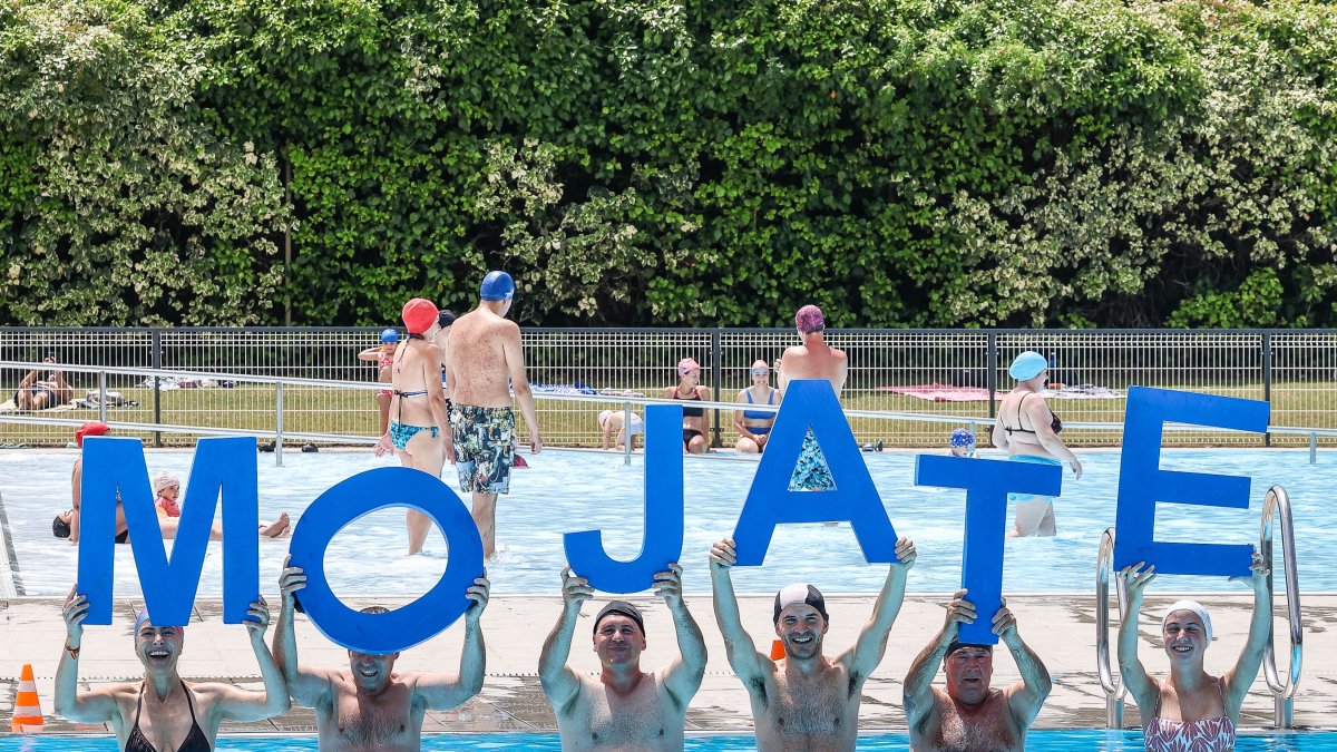 Un grupo de se ‘moja’ por la Esclerosis Múltiple en la piscina de El Plantío.