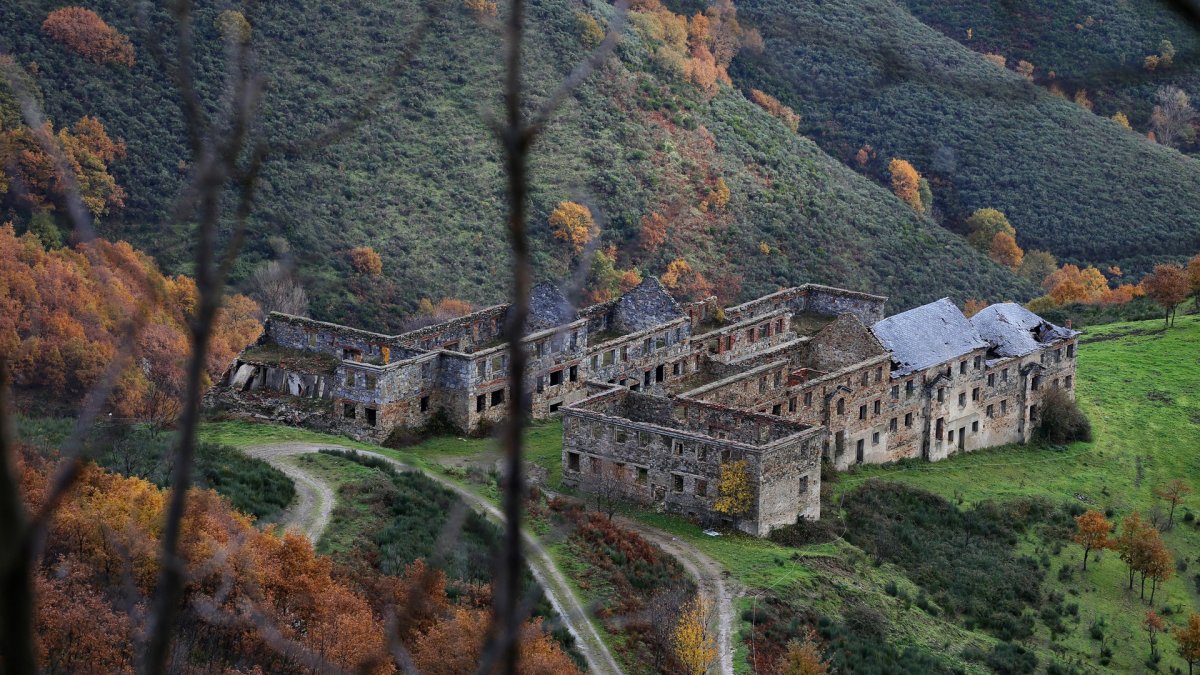 Poblado de la mina de wólfram en la Peña do Seo en el Bierzo.