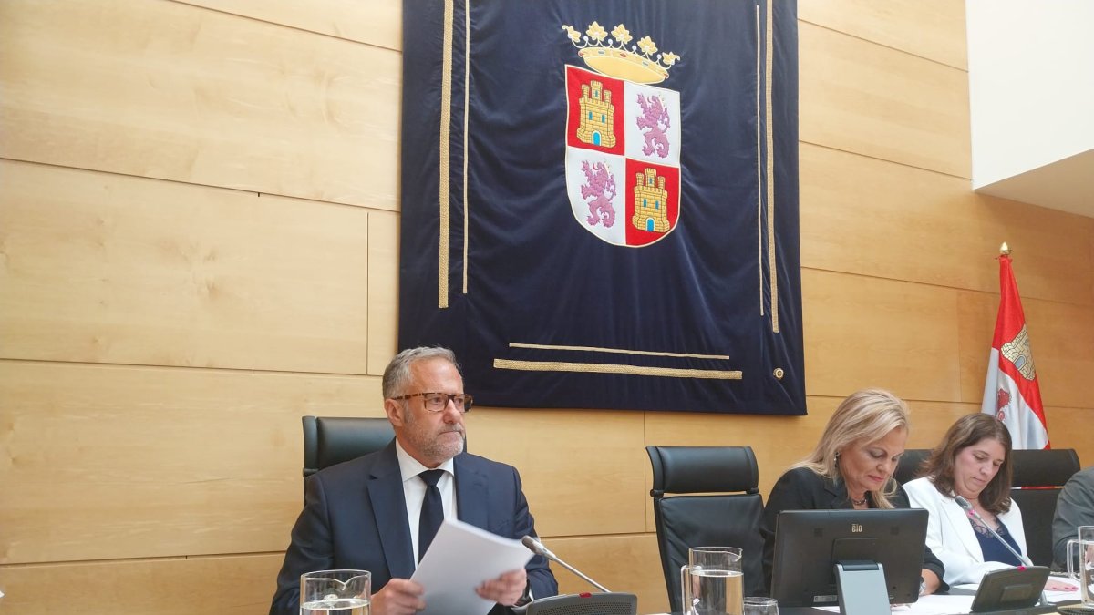 Carlos Pollán expone en las Cortes los objetivos de su Consejería para la legislatura.