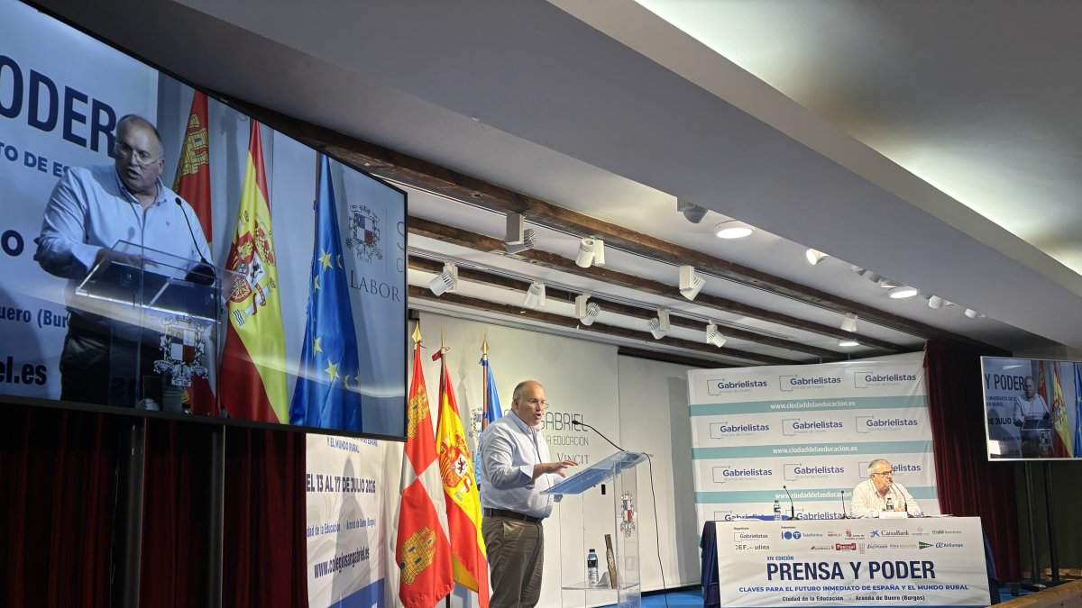 Tellado en el curso Prensa y Poder de San Gabriel (La Aguilera)
