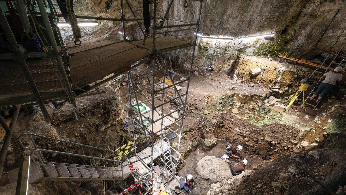 Excavación en el yacimiento de Portalón de Cueva Mayor: en la parte de arriba exploran la Edad del Hierro y abajo el neolítico más antiguo de la meseta.