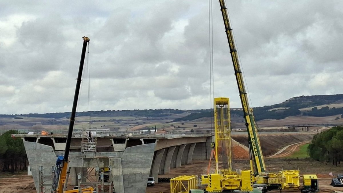 Archivo - Imagen de archivo de las obras en un viaducto sobre el Duero en la autovía A-11.