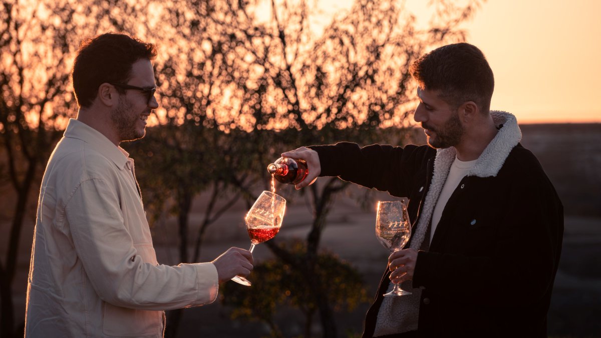 El eclipse se puede disfrutar con una copa de vino en El Cotarro de Moradillo