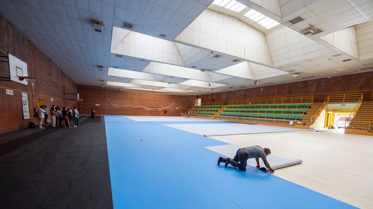 Obras en el polideportivo Carlos Serna para instalar nuevo suelo.