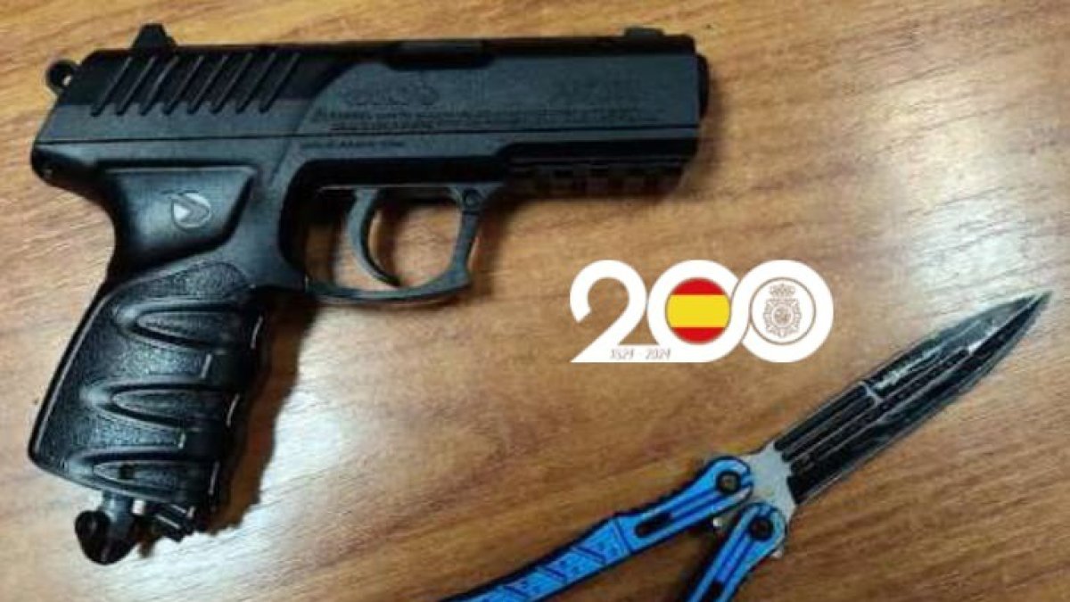Pistola y navaja intervenida al detenido,.