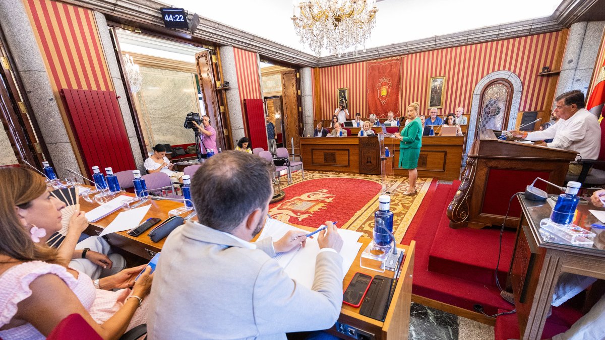 Ayala se dirige a Temiño durante el debate del estado de la ciudad.