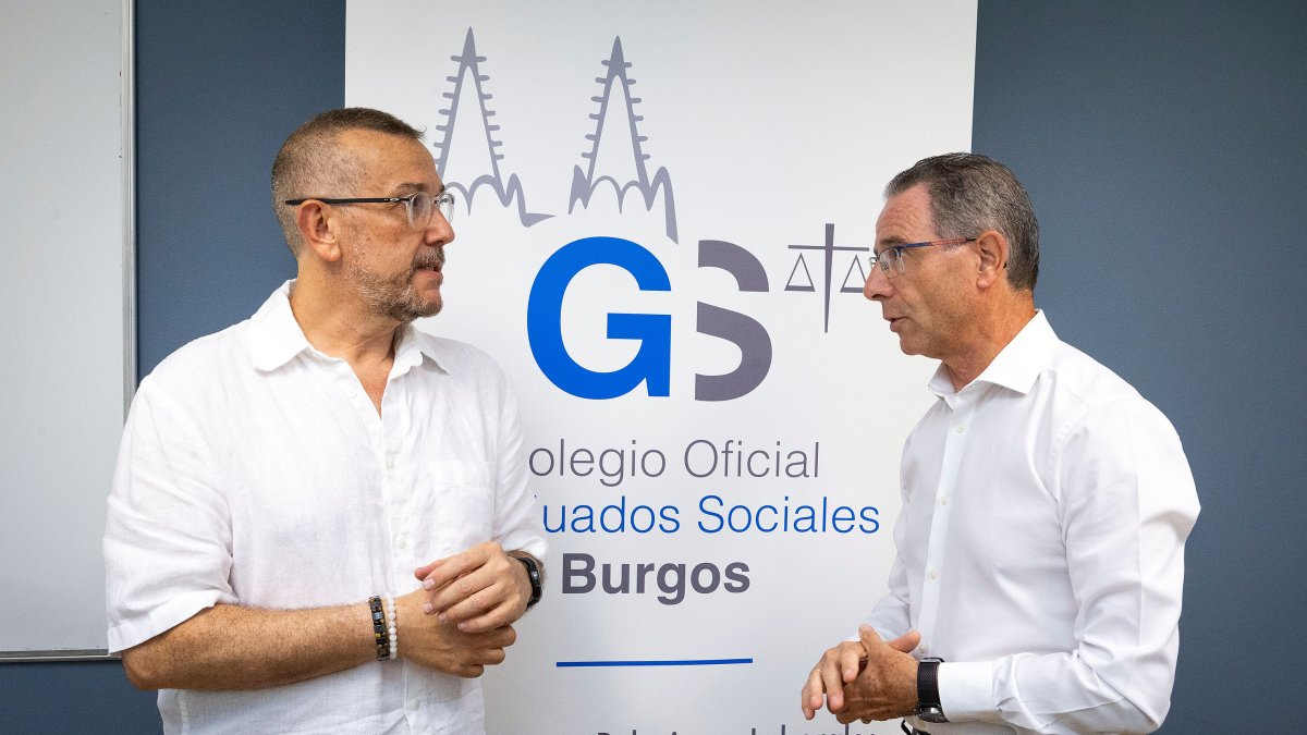 El vicepresidente del Colegio Oficial de Graduados Sociales de Burgos, Francisco J. López Díez, y el presidente de la institución, Benito Saiz.