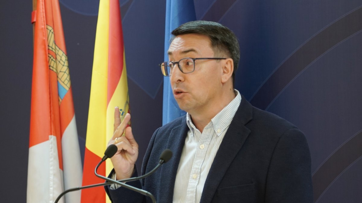 El portavoz de Educación del Grupo Parlamentario Socialista, Fernando Pablos, analiza la política de investigación y ciencia de la Junta.