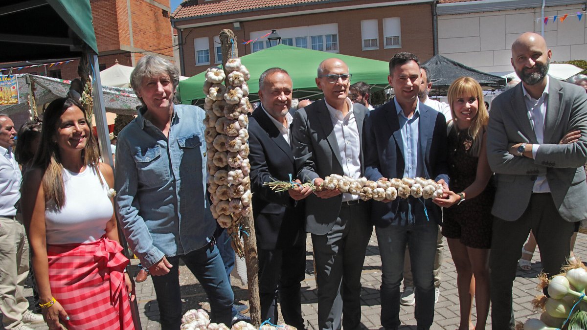 El secretario general del PSOE de Castilla y León, Carlos Martínez, asiste a la Feria del Ajo de Santa Marina del Rey (León) acompañado de la vicesecretaria general, Nuria Rubio,  el presidente de la Diputación de León, Gerardo Álvarez Courel y el secretario general del PSOE de León, Javier Alfonso Cendón.