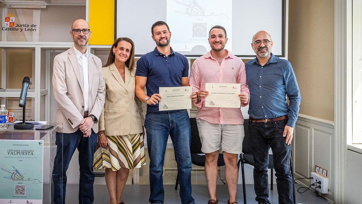 En el centro, Diego Braña y Ávaro González Villorio, ganadores del Certamen Literario Valpuesta.