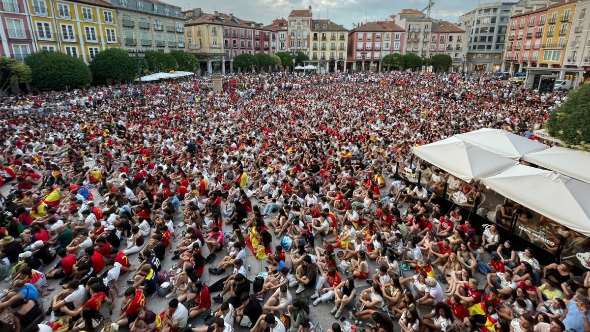 La Plaza Mayor, hasta la bandera, durante el partido entre España y Francia.