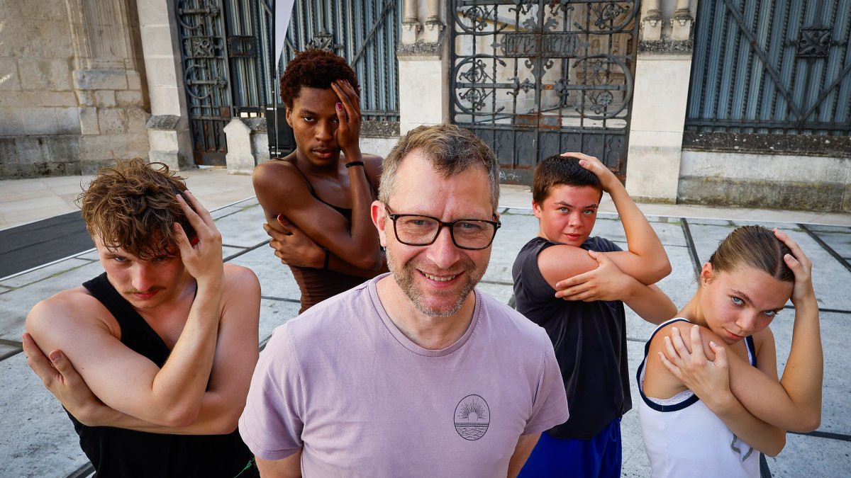 Amaury Lebrún posa con el elenco de bailarines que interpretó Submerse en la gala 25 aniversario del CICBUNY.