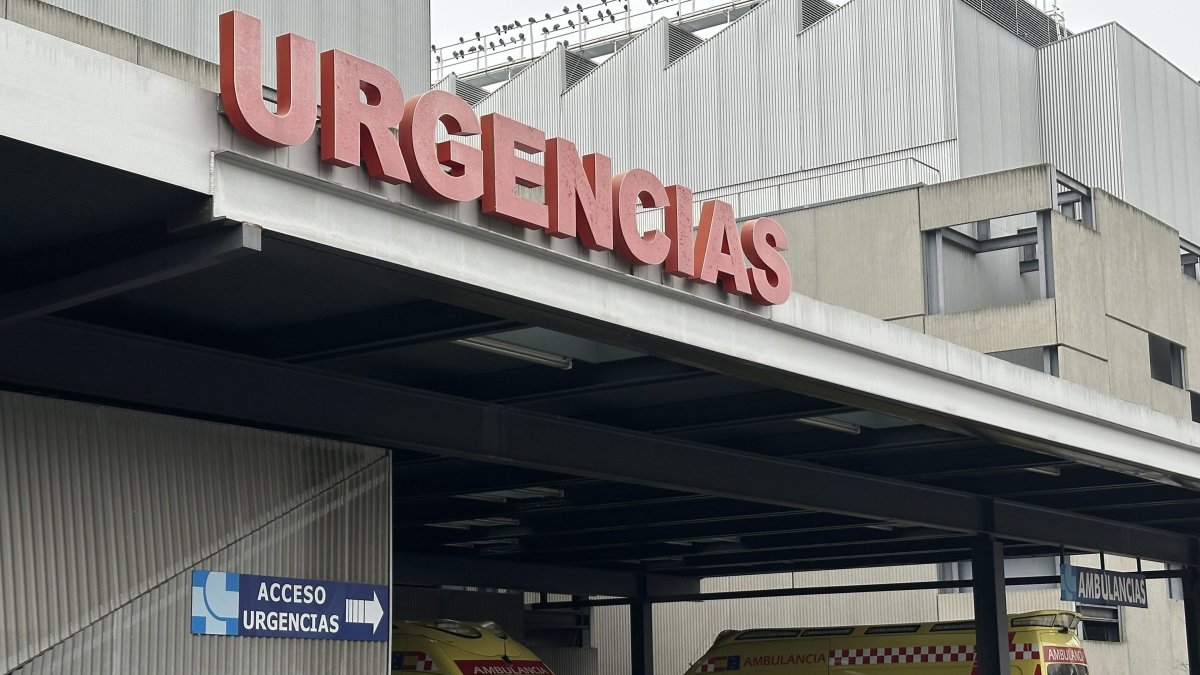 Archivo - Entrada de urgencias del Hospital Clínico Universitario de Valladolid. Ambulancia, hospital, urgencias, Sacyl.