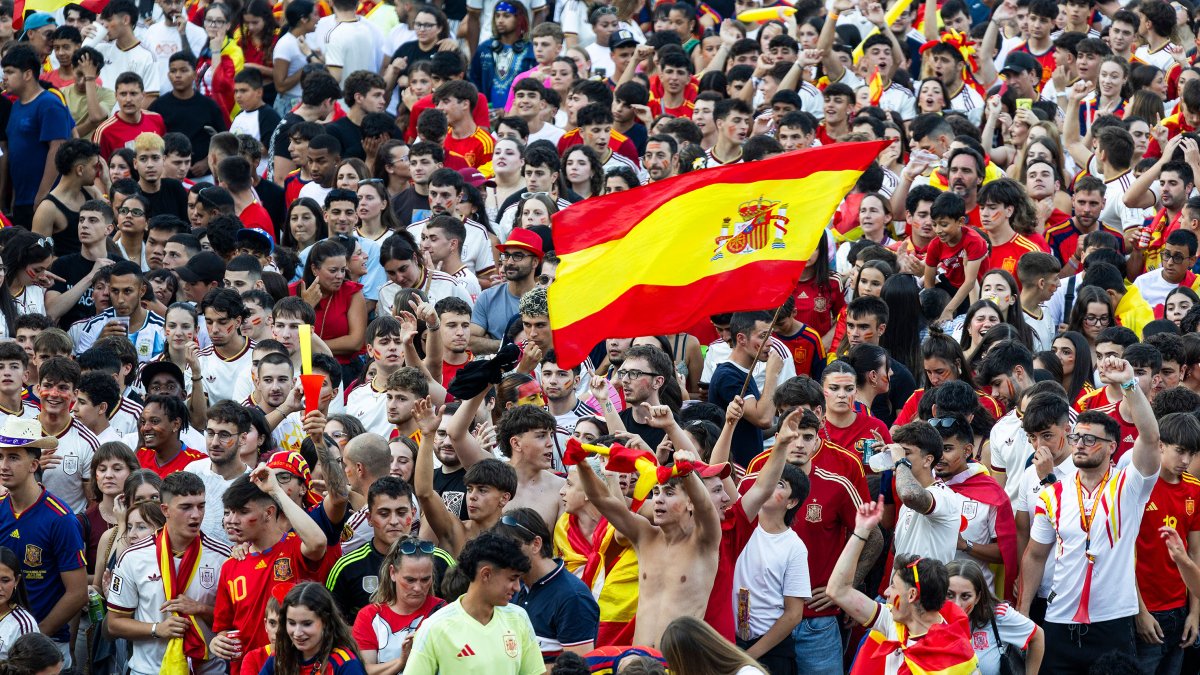 Aficionados burgaleses disfrutando del ambiente en la plaza mayor de Burgos durante la final de la Copa del Mundo.