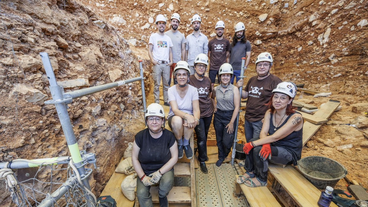 Equipo de investigadrse de tres generaciones que afrontan la excavacion, tras 30 años de espera, del nivel de Homo antecessor en extensin.
