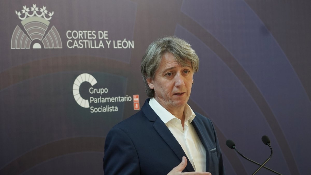 El secretario general del PSOE de Castilla y León y portavoz en las Cortes, Carlos Martínez, comparece ante la prensa para realizar balance de las comparecencias de los consejeros de la Junta.