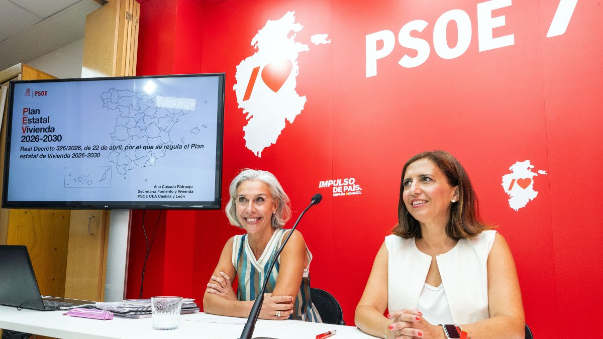 Ana Casado y Esther Peña, en la sede del PSOE de Burgos.